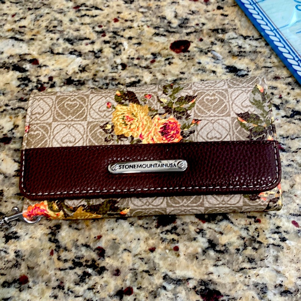 Brand new wallet with strap.  Never used .  I got a similar one as a gift